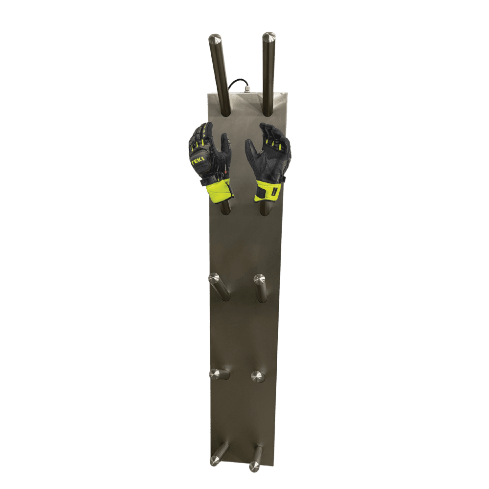 Ciemna, pionowa suszarka naścienna z metalu, z ośmioma cylindrycznymi uchwytami i dwoma czarno-żółtymi rękawicami strażackimi na górze.