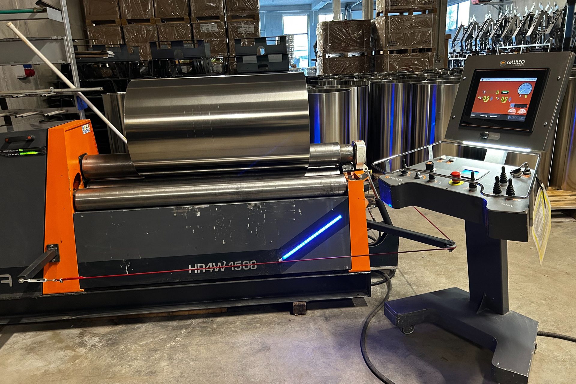 Specjalistyczna walcarka do blach HR4W 1508 w akcji, formująca metalową rurę, z widocznym panelem sterowania Galileo.