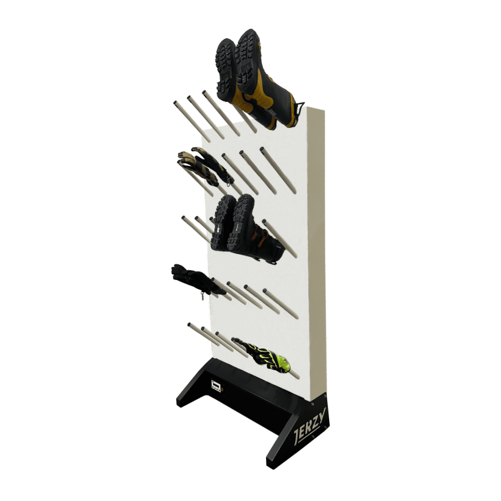 Czarny stojak na buty JerZY z białym panelem; na nim wiszą buty robocze, buty trekkingowe, rękawice, a na dole żółte nakładki na buty.